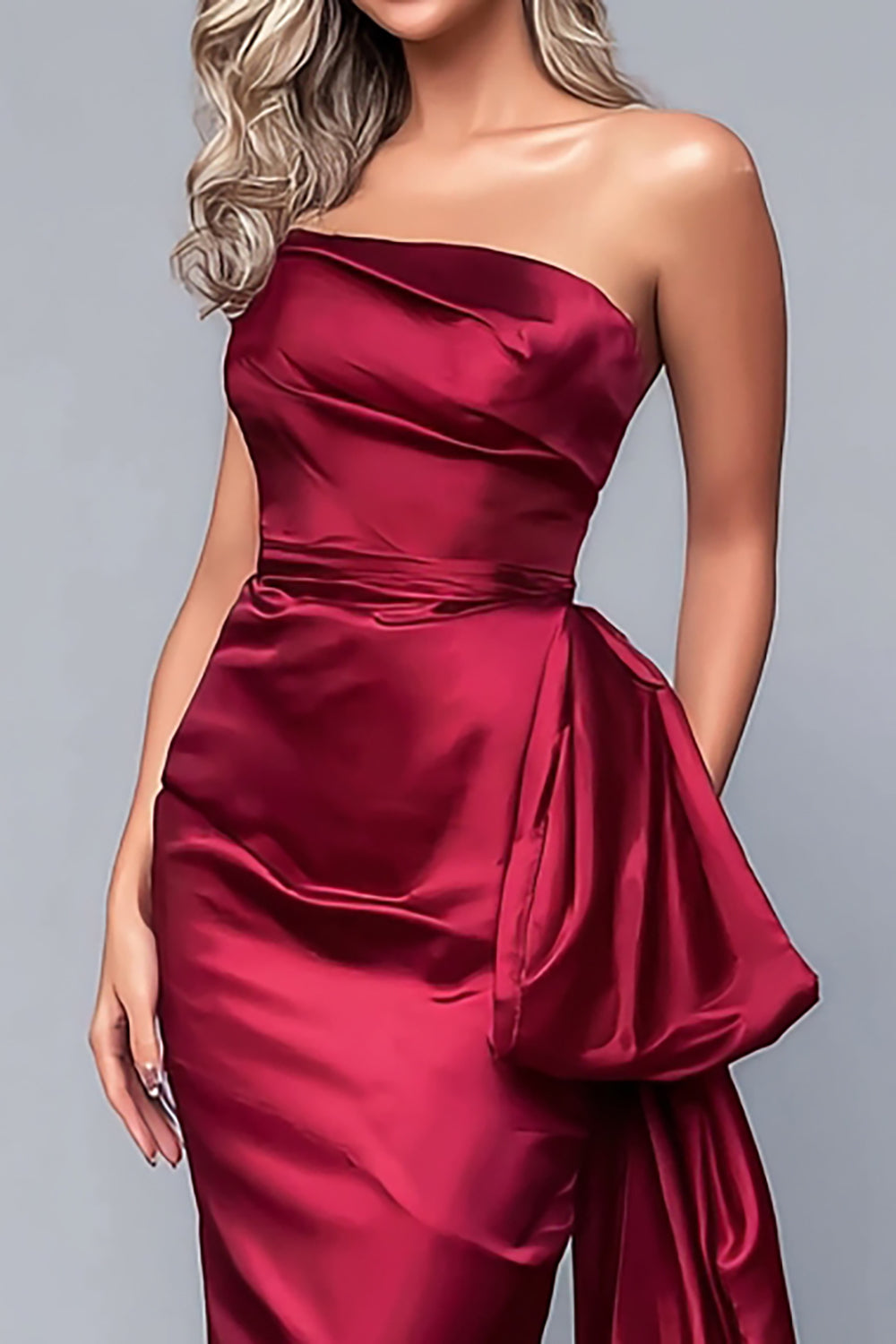 Burgunder Trägerloses Gerafftes Langes Ballkleid aus Satin mit seitlichem Umhang