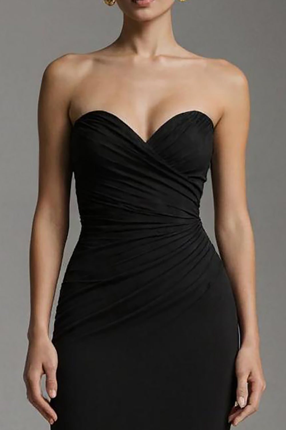 Schwarzes Herzausschnitt Mermaid Sweep Train Langes Ballkleid mit Rüschen