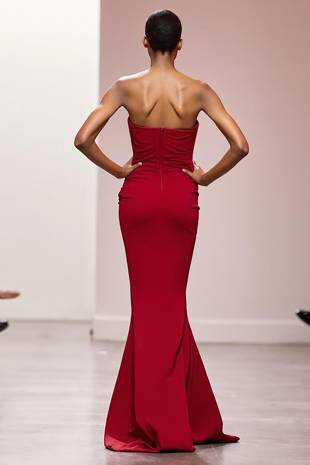 Einfaches Rotes Trägerloses Meerjungfrauen Abendkleid aus Satin