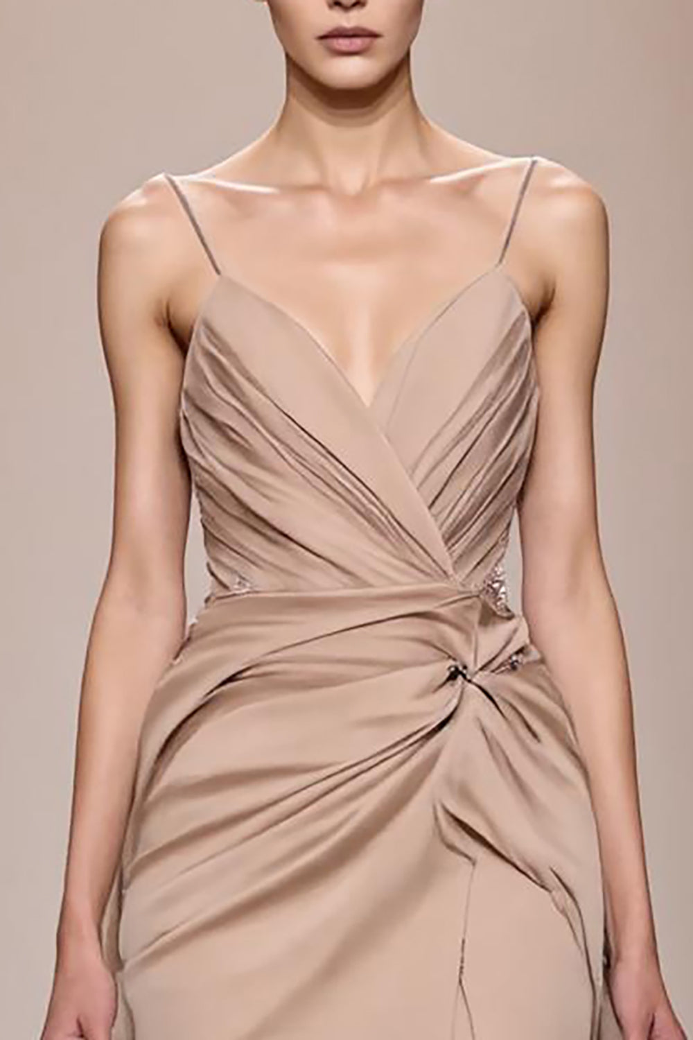 Champagner Langes Rückenfreies Gerafftes Abendkleid aus Satin mit Schlitz