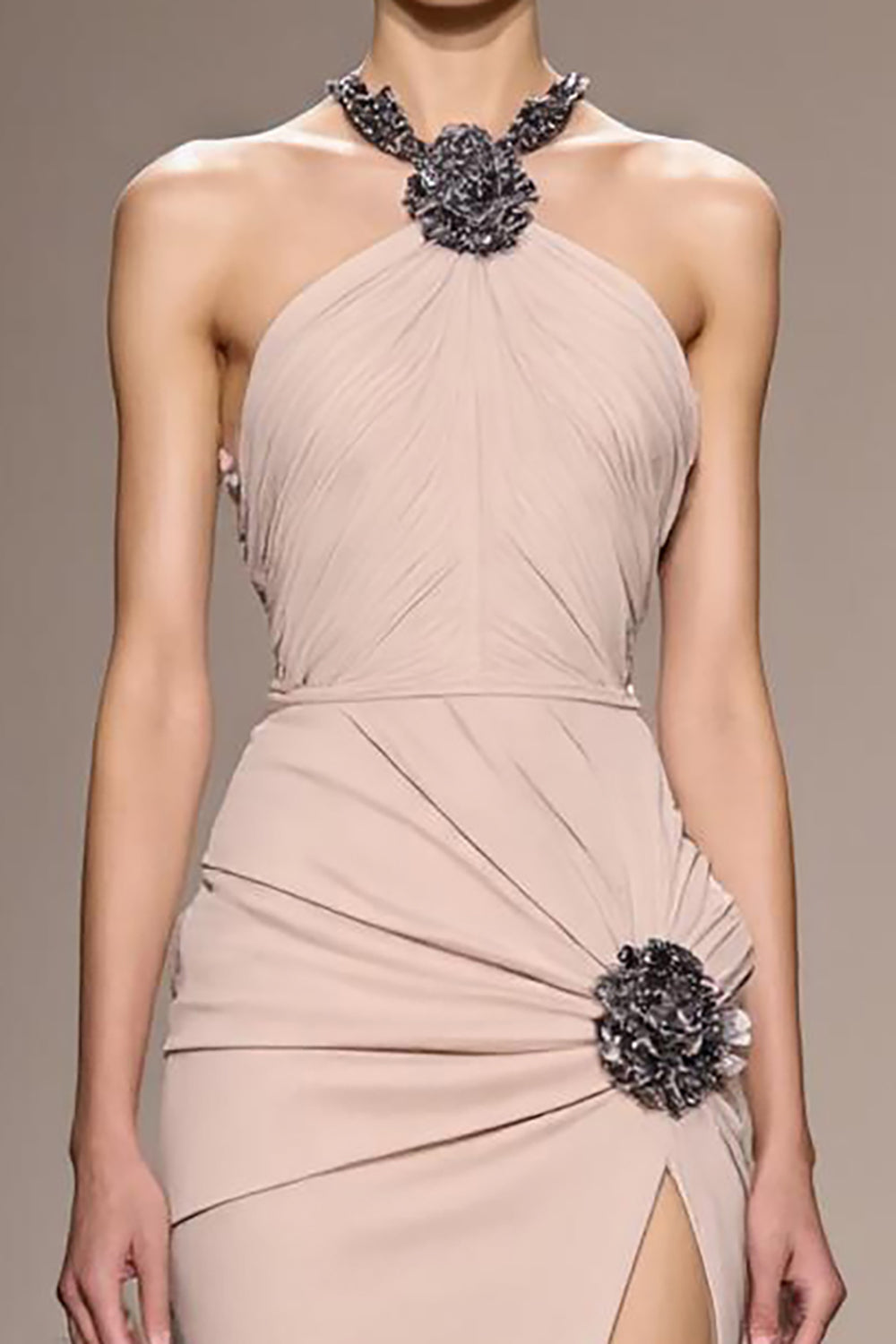 Champagner Satin Neckholder Langes Abendkleid mit Perlenstickerei