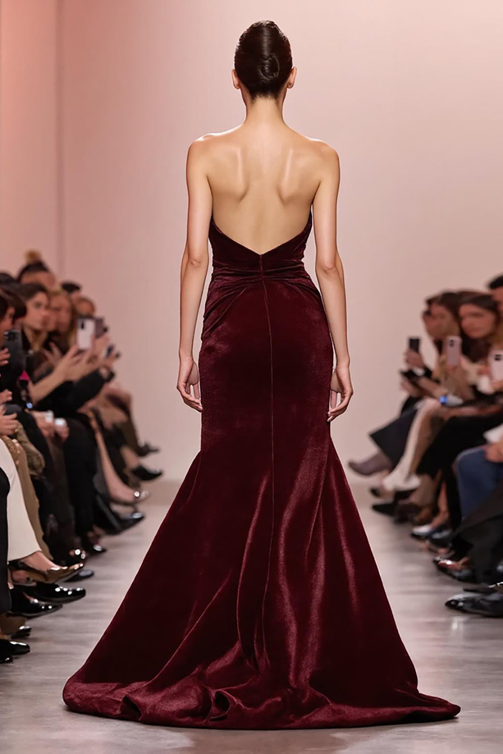 Dunkelrotes Mermaid Samt Gerafftes Trägerloses Langes Abendkleid