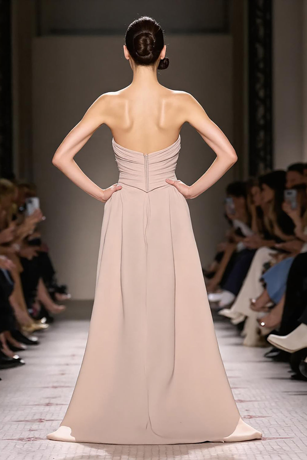 Champagner Trägerloses Gerafftes Maxi Abendkleid aus Satin