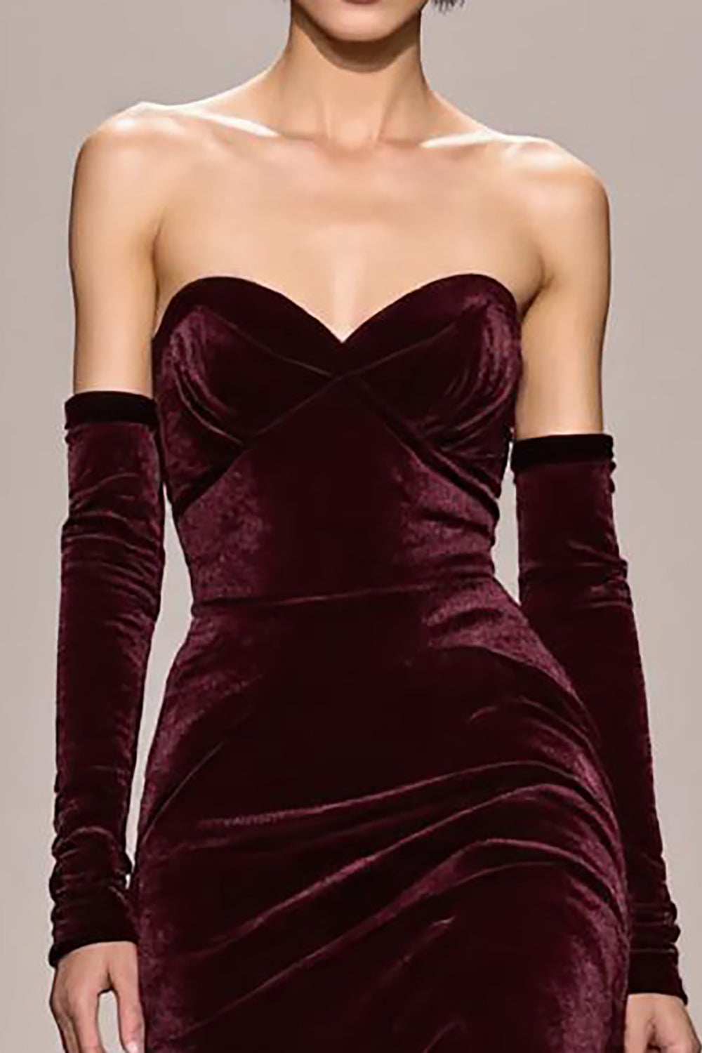 Dunkelrotes Trägerloses Langes Abendkleid aus Samt mit Schlitz
