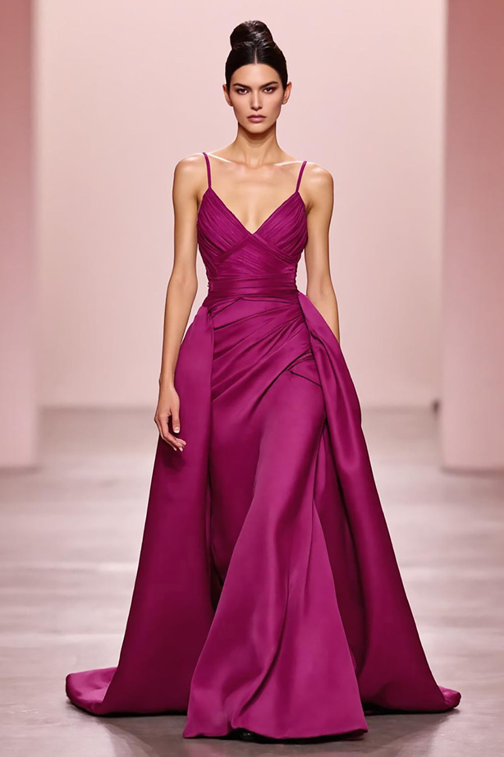 Pflaumen A-Linie Gerafftes Abendkleid aus Satin mit Spaghettiträgern