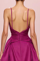 Pflaumen A-Linie Gerafftes Abendkleid aus Satin mit Spaghettiträgern
