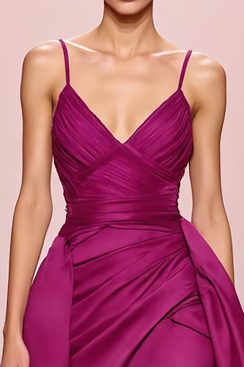 Pflaumen A-Linie Gerafftes Abendkleid aus Satin mit Spaghettiträgern