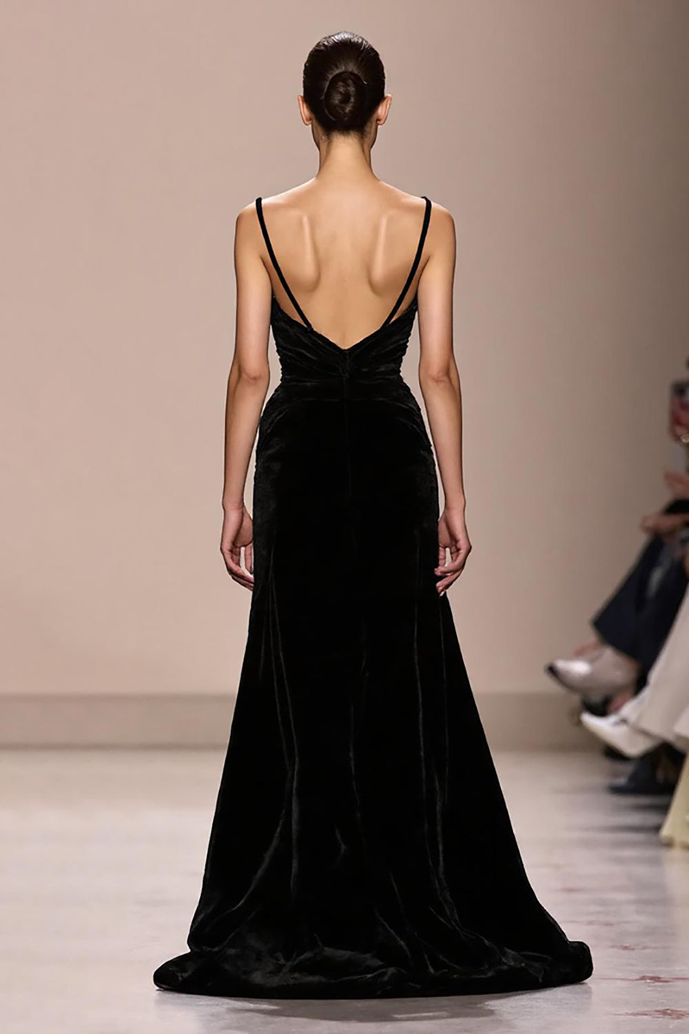 Schwarzes Rückenfreies Abendkleid aus Samt mit Spaghettiträgern