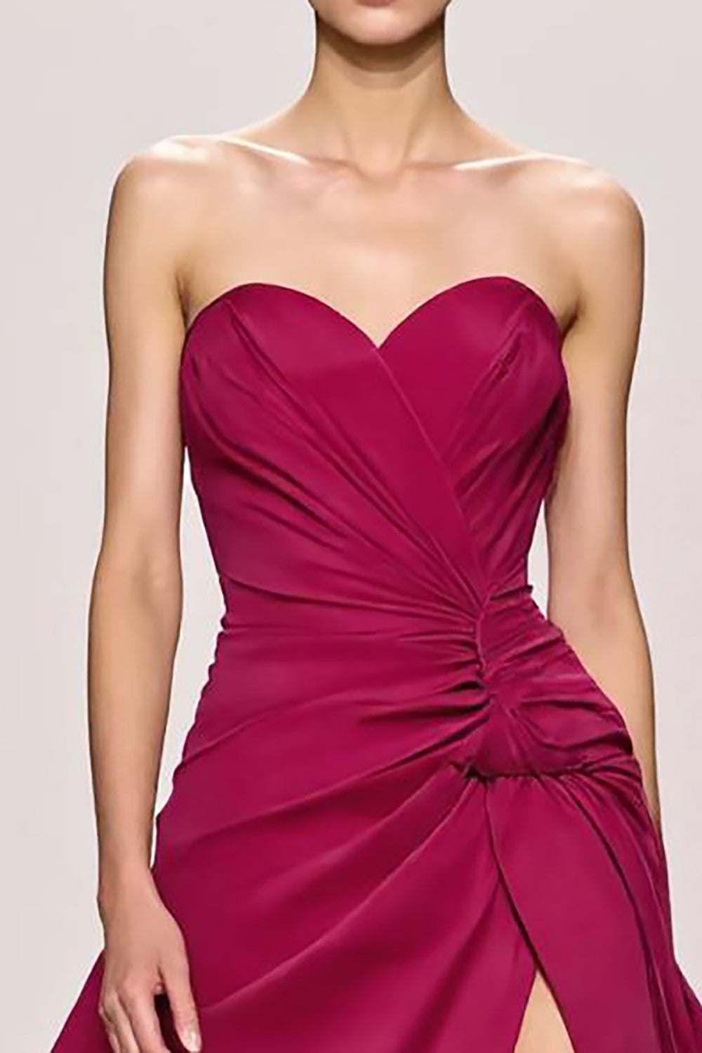 Fuchsia Satin A-Linie Gerafftes Trägerloses Langes Abendkleid mit Schlitz