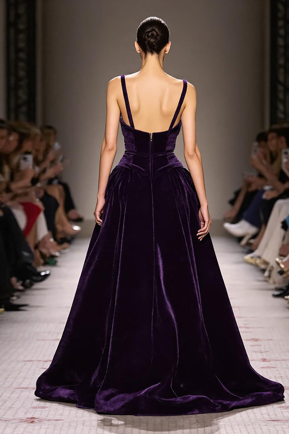 Dunkelviolettes A-Linie Abendkleid aus Samt mit tiefem V-Ausschnitt