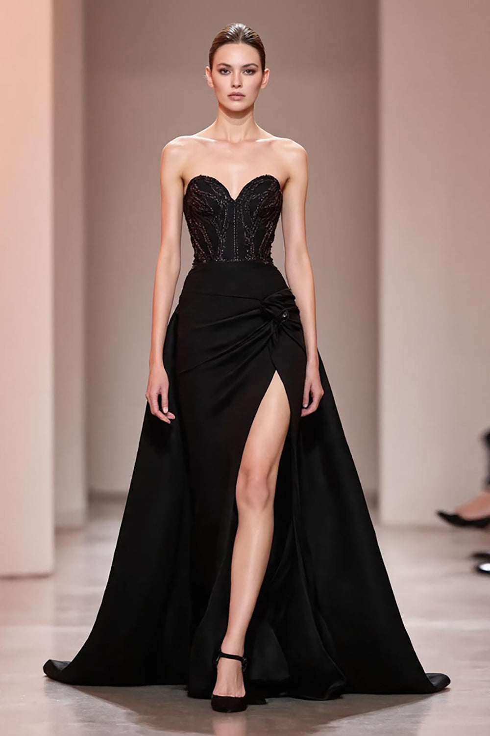 Schwarzes Abendkleid aus Satin mit Perlenstickerei und Schlitz