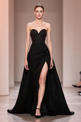 Schwarzes Abendkleid aus Satin mit Perlenstickerei und Schlitz