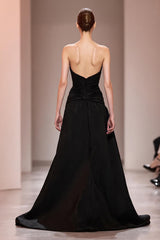 Schwarzes Abendkleid aus Satin mit Perlenstickerei und Schlitz