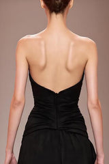 Schwarzes Abendkleid aus Satin mit Perlenstickerei und Schlitz