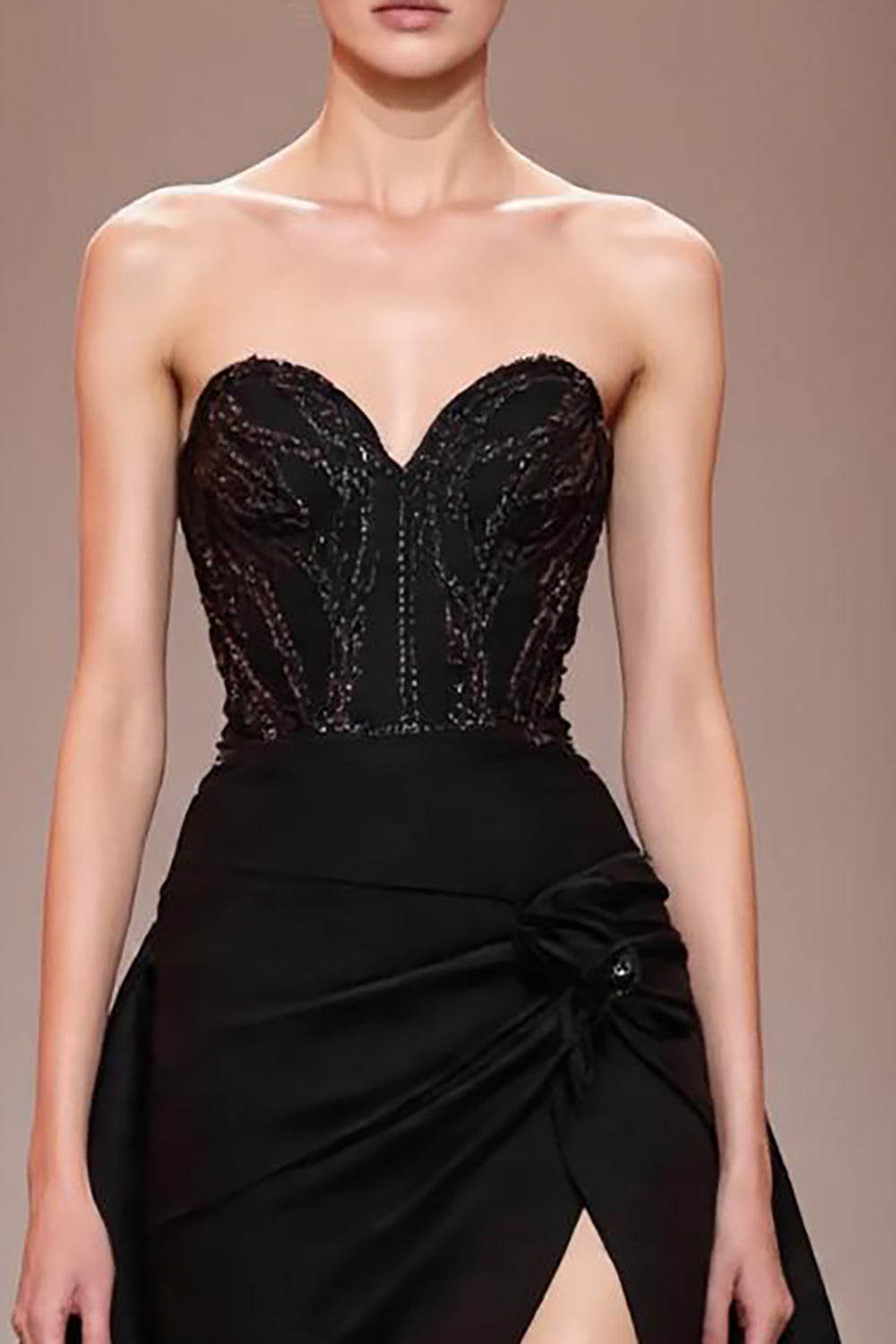 Schwarzes Abendkleid aus Satin mit Perlenstickerei und Schlitz