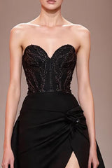 Schwarzes Abendkleid aus Satin mit Perlenstickerei und Schlitz