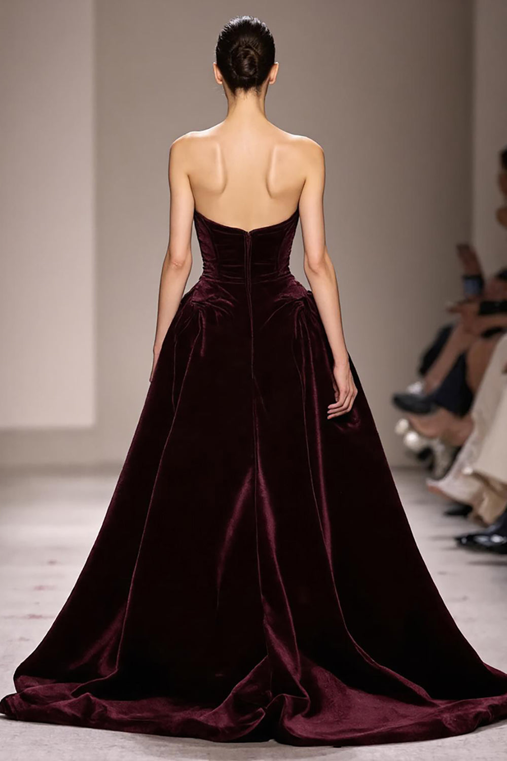 Burgunder Abendkleid aus Samt in A-Linie mit Spaghettiträgern