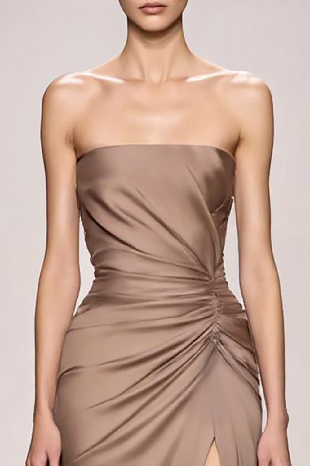 Champagner Trägerloses Langes Gerafftes Abendkleid aus Satin mit Schlitz
