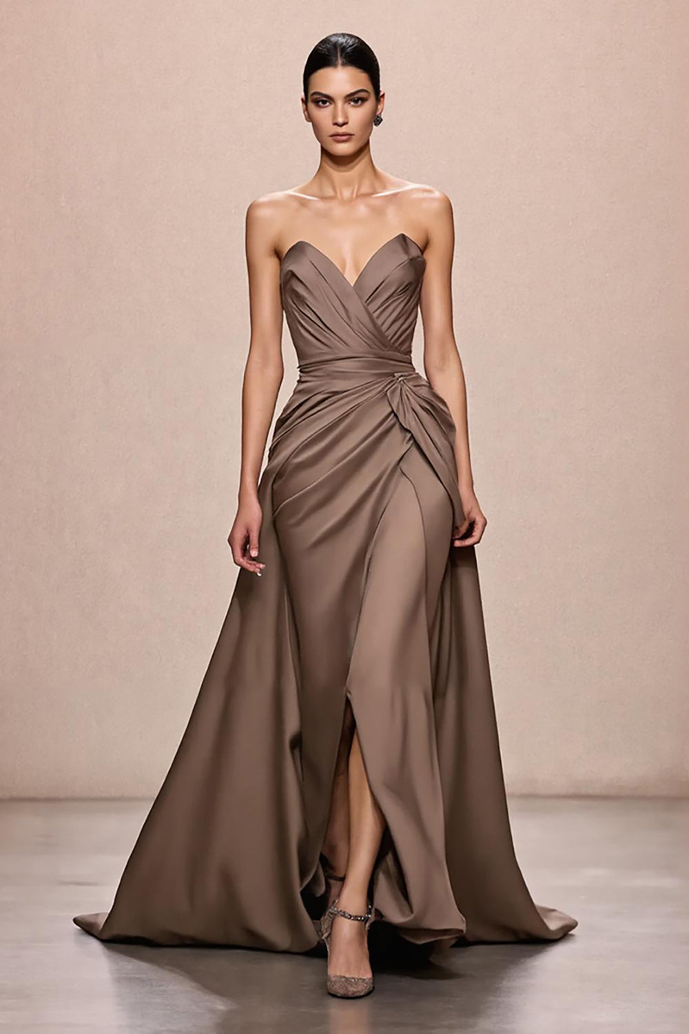 Kaffee Trägerloses Abendkleid aus Satin in A-Linie mit Rüschen