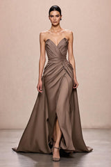 Kaffee Trägerloses Abendkleid aus Satin in A-Linie mit Rüschen