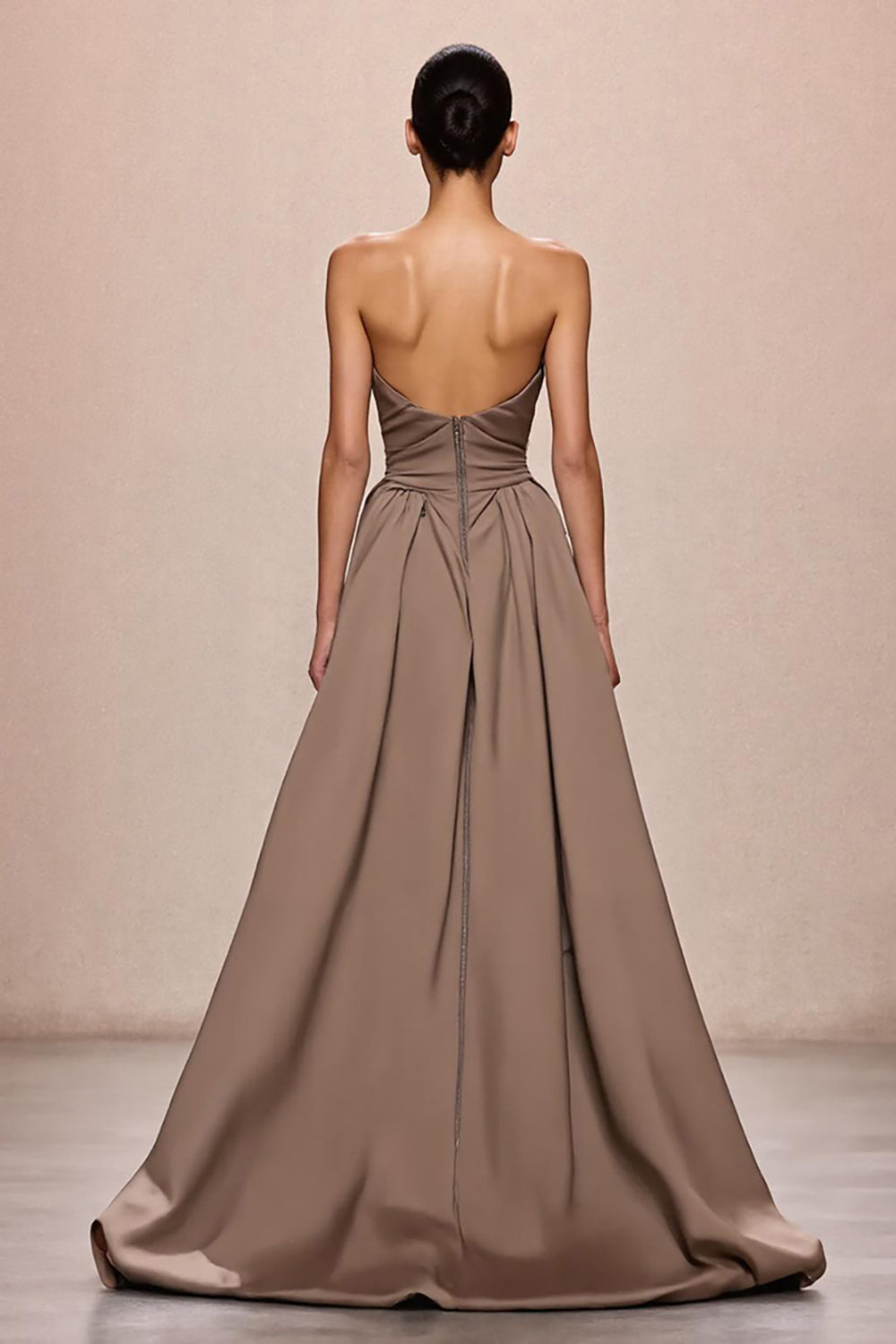 Kaffee Trägerloses Abendkleid aus Satin in A-Linie mit Rüschen