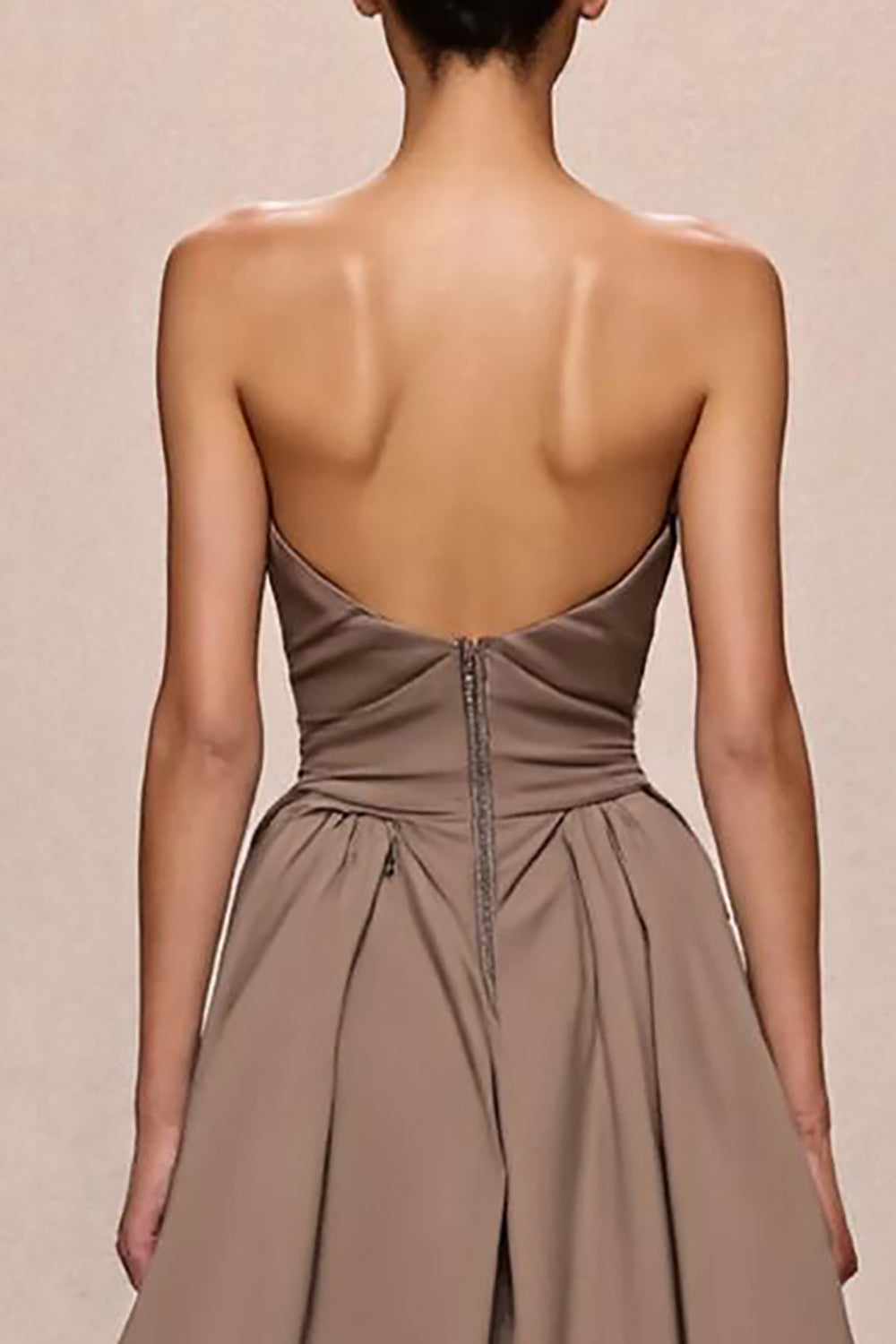 Kaffee Trägerloses Abendkleid aus Satin in A-Linie mit Rüschen