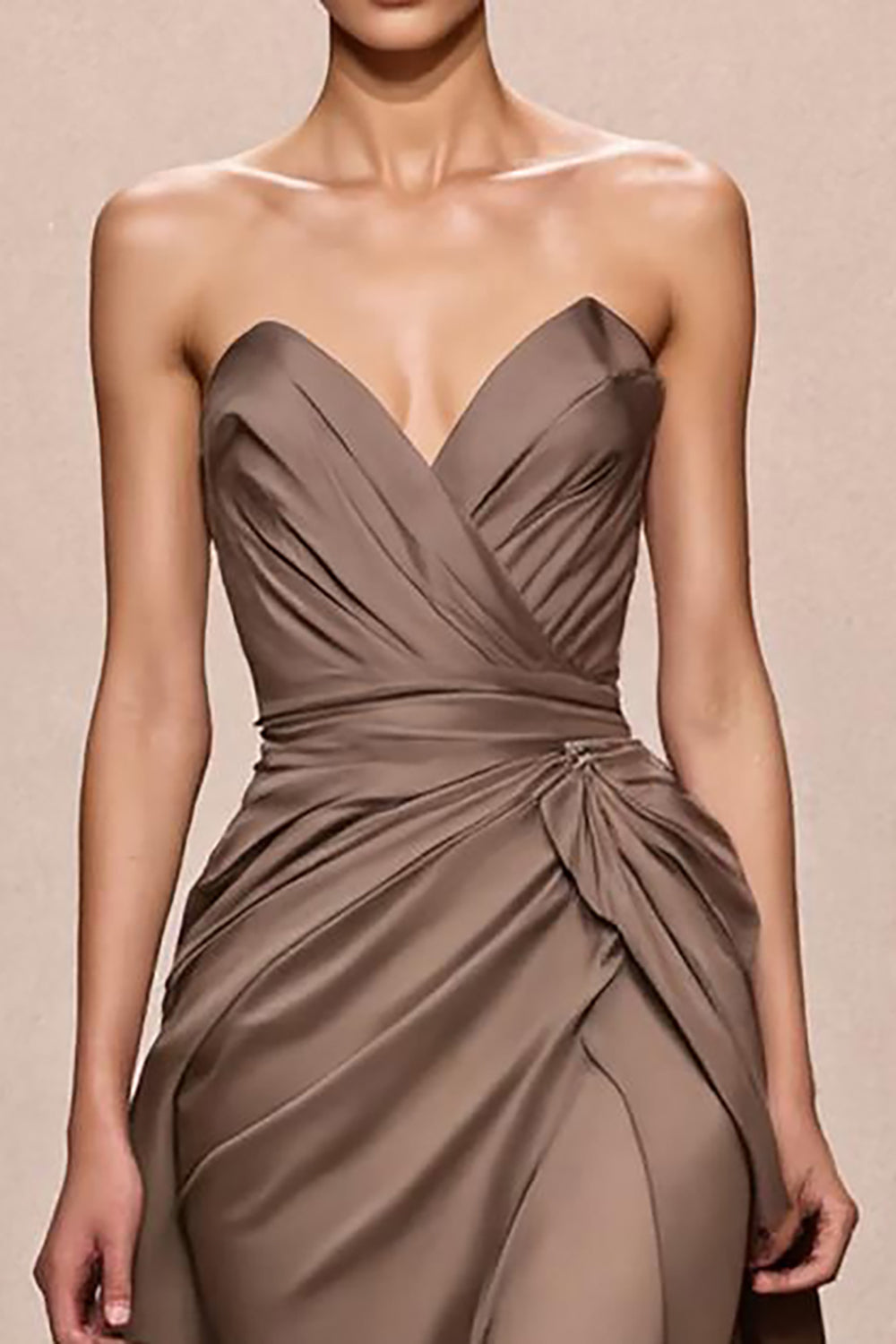 Kaffee Trägerloses Abendkleid aus Satin in A-Linie mit Rüschen