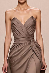 Kaffee Trägerloses Abendkleid aus Satin in A-Linie mit Rüschen