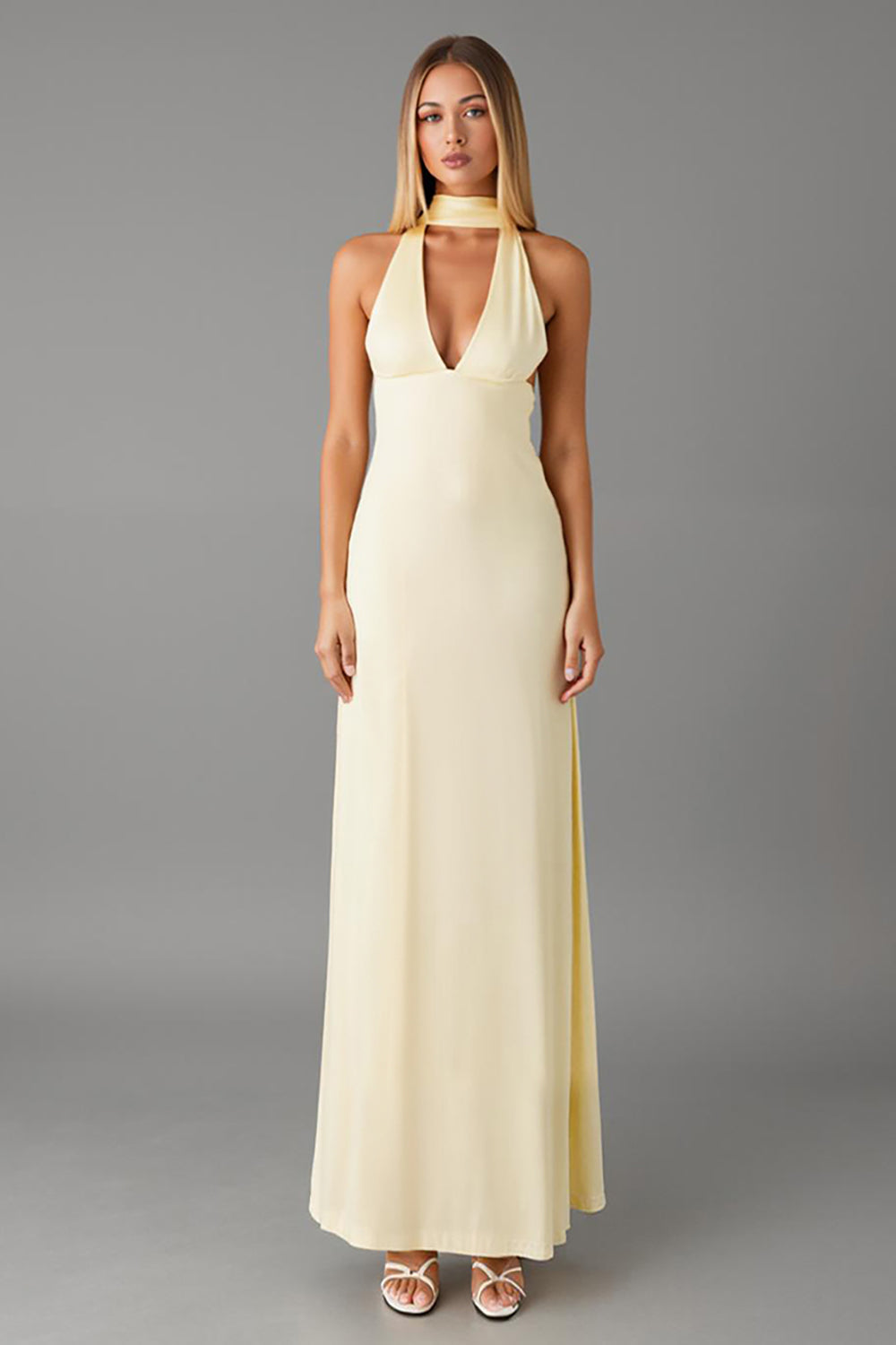 Daffodil Etui Ballkleid aus Chiffon mit V-Ausschnitt
