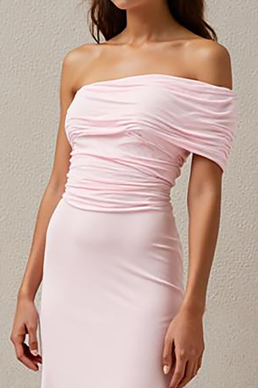 Eine Schulter Hellrosa Langes Etui Abendkleid mit Rüschen