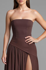 Kaffee Trägerloses A-Linie Abendkleid aus Baumwolle mit Rüschen und Schlitz