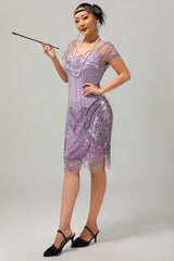Glitzerndes Lila Kurzes Kleid aus den 1920er Jahren mit Perlen und V-Ausschnitt und Pailletten