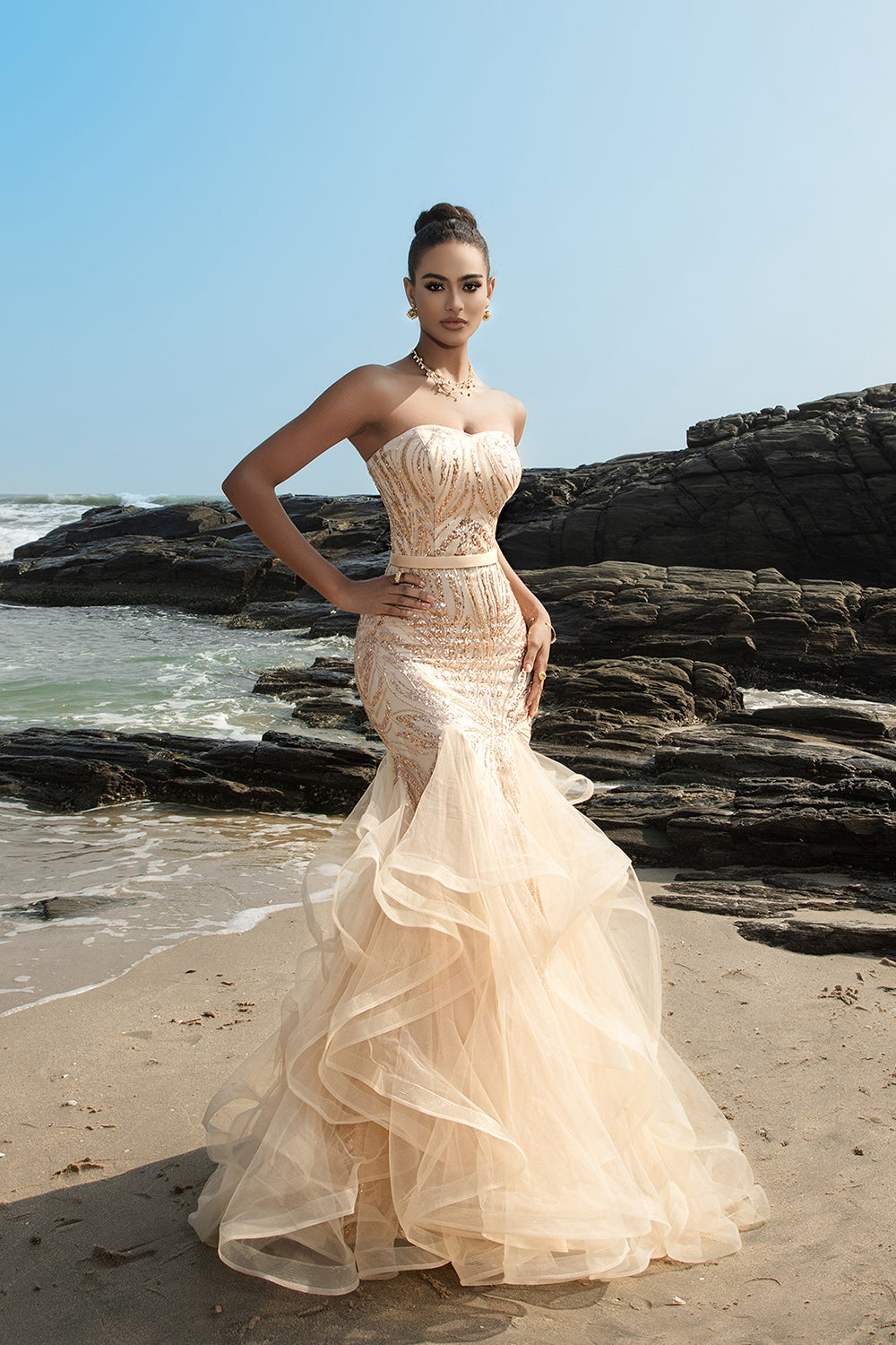 Champagner Trägerloses Meerjungfrauen Abendkleid mit Rüschen und Pailletten