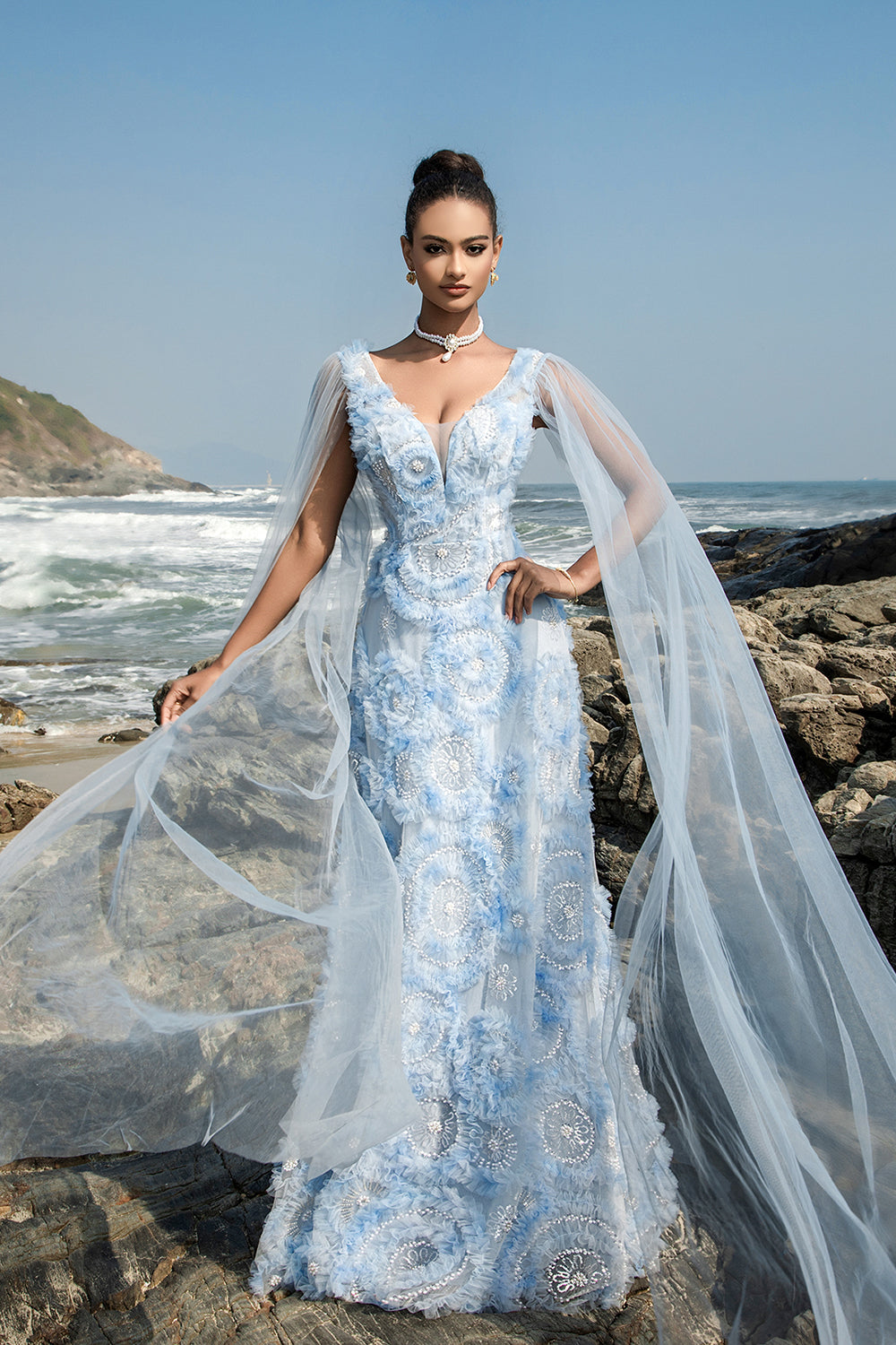 Blaues Abendkleid mit V-Ausschnitt und Umhangärmeln