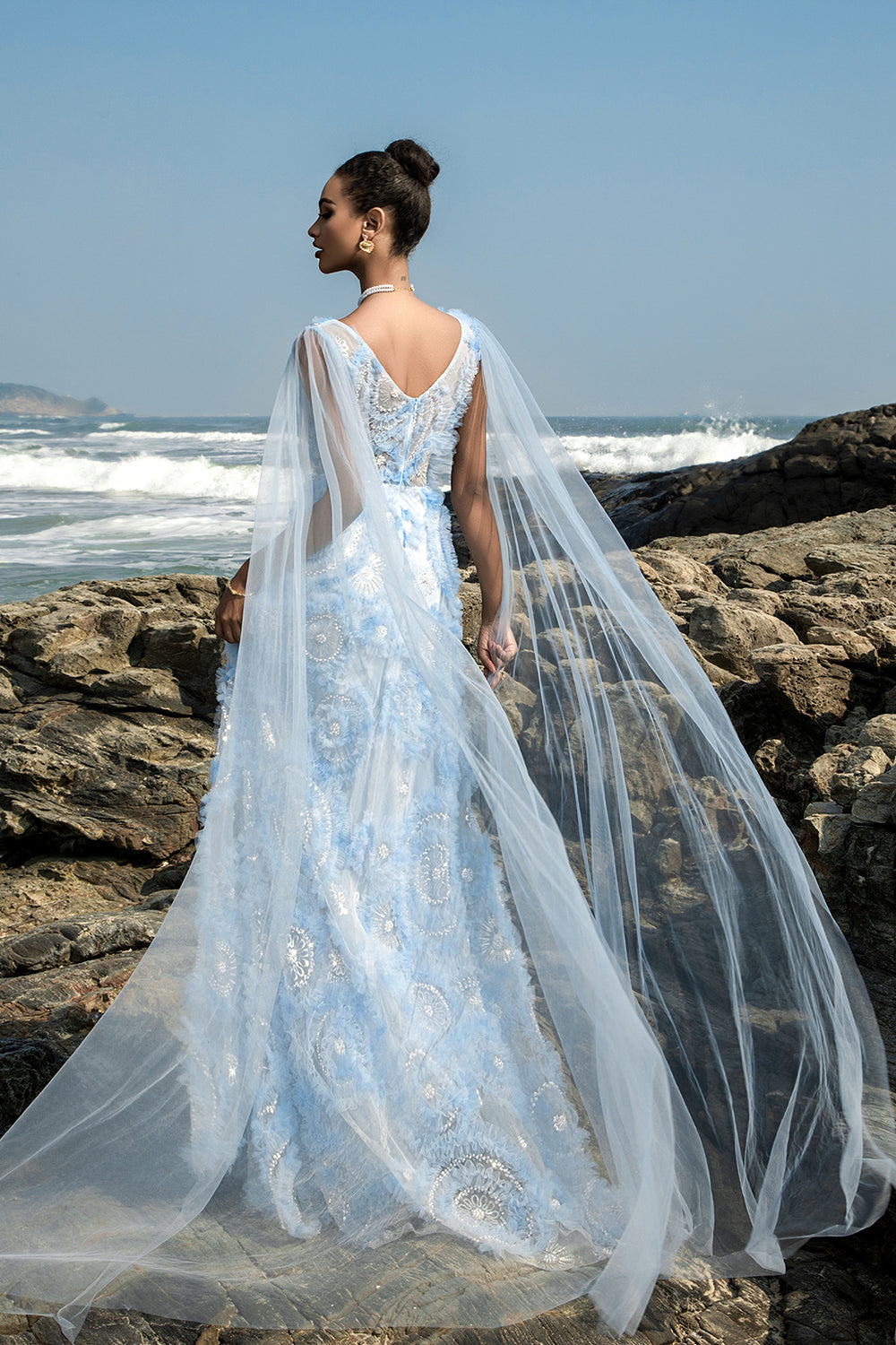 Blaues Abendkleid mit V-Ausschnitt und Umhangärmeln