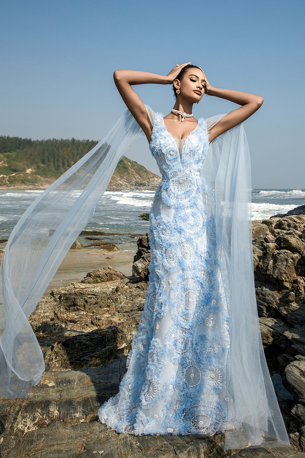 Blaues Abendkleid mit V-Ausschnitt und Umhangärmeln