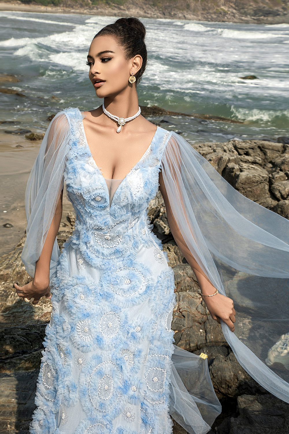 Blaues Abendkleid mit V-Ausschnitt und Umhangärmeln