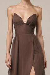 Braunes Satin Herzausschnitt Langes Abendkleid mit Schlitz