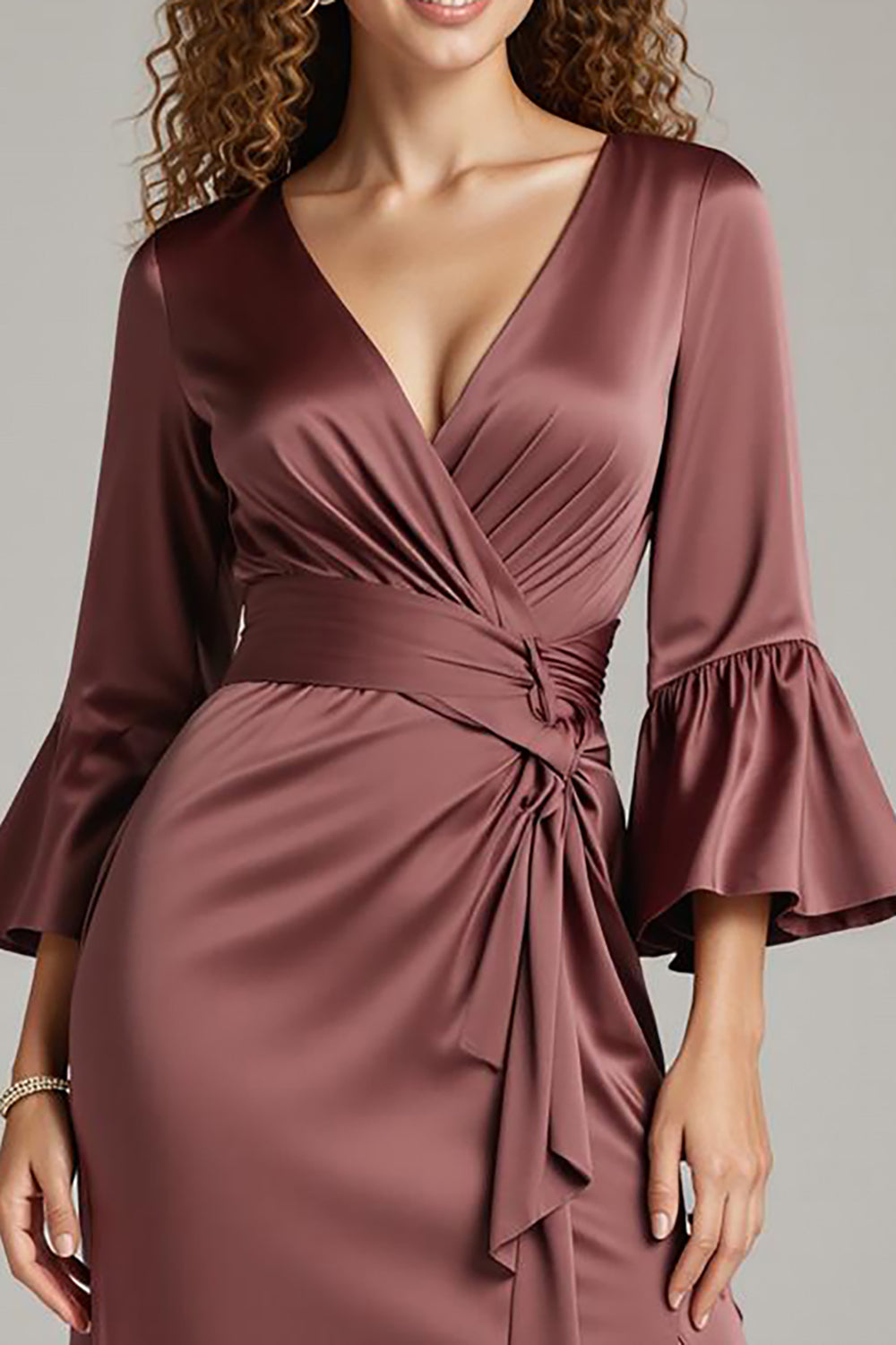 Kaffee Satin Etui Langes Abendkleid mit V-Ausschnitt und Schlitz