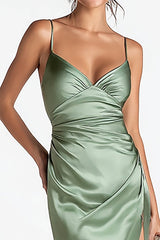 Salbeigrünes Satin Etui Spaghettiträger Langes Ballkleid mit Schlitz