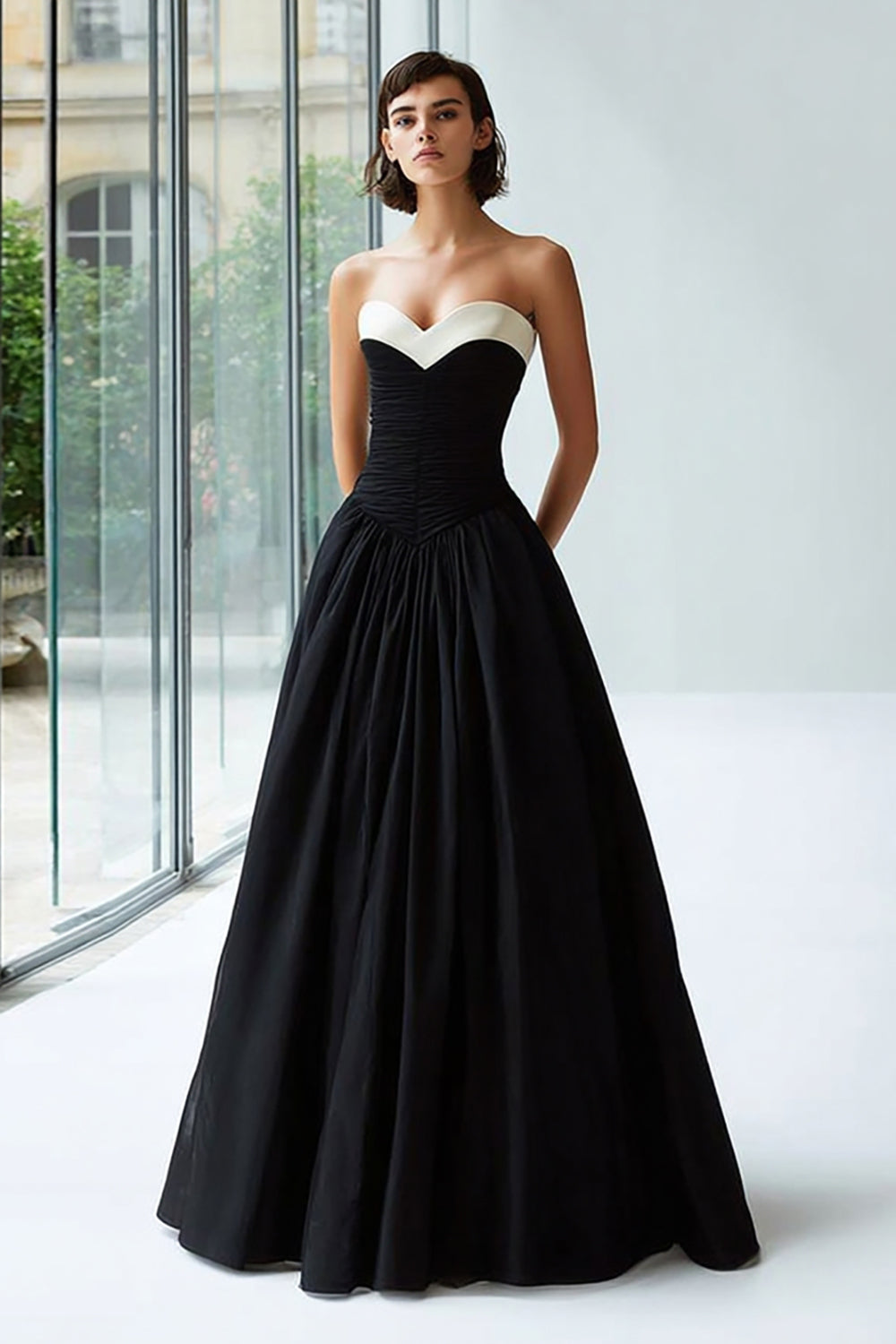 Trägerloses Schwarz-weißes Ballkleid aus Satin in A-Linie