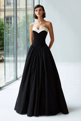 Trägerloses Schwarz-weißes Ballkleid aus Satin in A-Linie