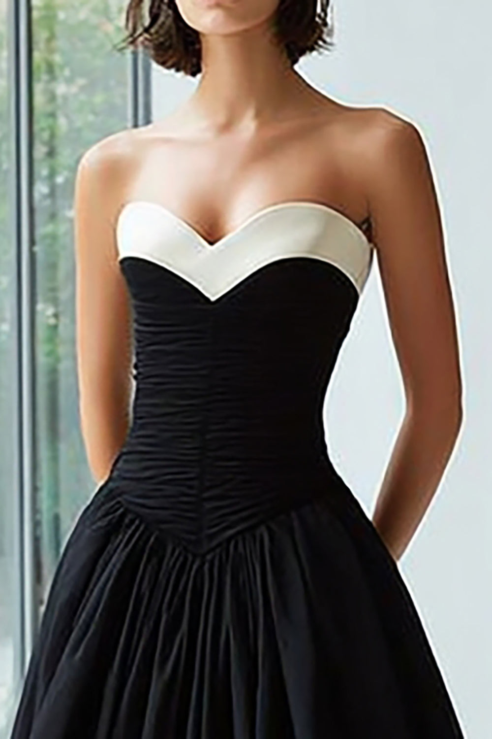 Trägerloses Schwarz-weißes Ballkleid aus Satin in A-Linie