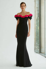 Schulterfreies Meerjungfrauen Ballkleid in Schwarz und Fuchsia mit Rüschen