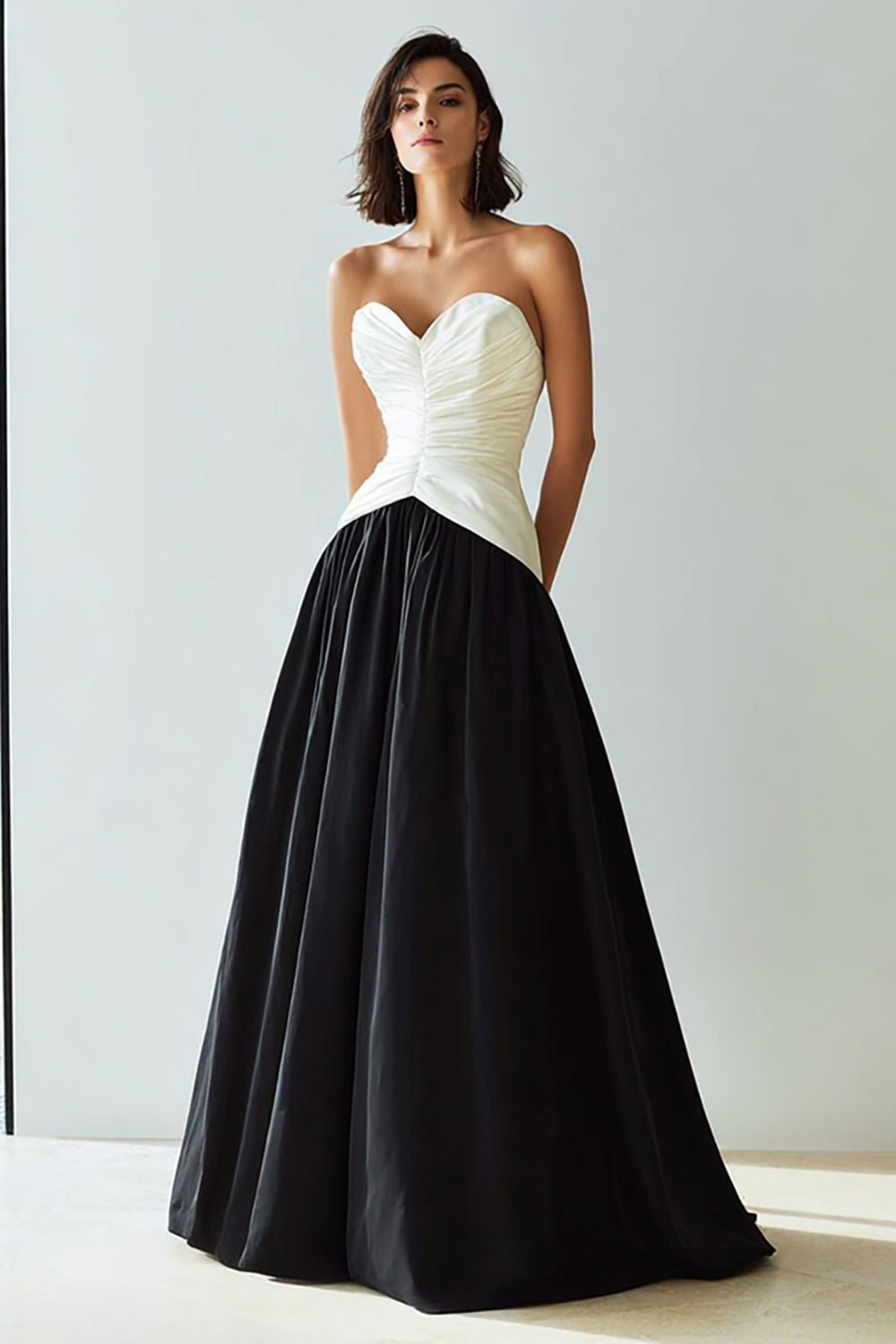 Einfaches Schwarz-weißes Langes A-Linie Ballkleid mit Herzausschnitt