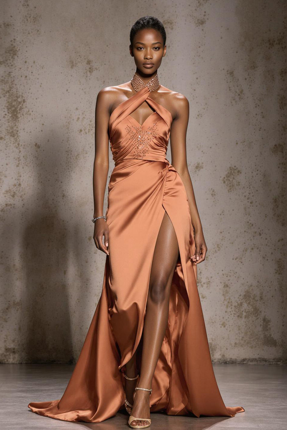 Glitzerndes Orange Neckholder Satin Meerjungfrauen Ballkleid mit Perlenstickerei