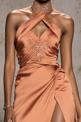 Glitzerndes Orange Neckholder Satin Meerjungfrauen Ballkleid mit Perlenstickerei