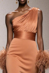 Orange Eine Schulter Satin Meerjungfrauen Ballkleid mit Federn