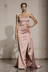 Schulterfreies Hellrosa Etui Abendkleid