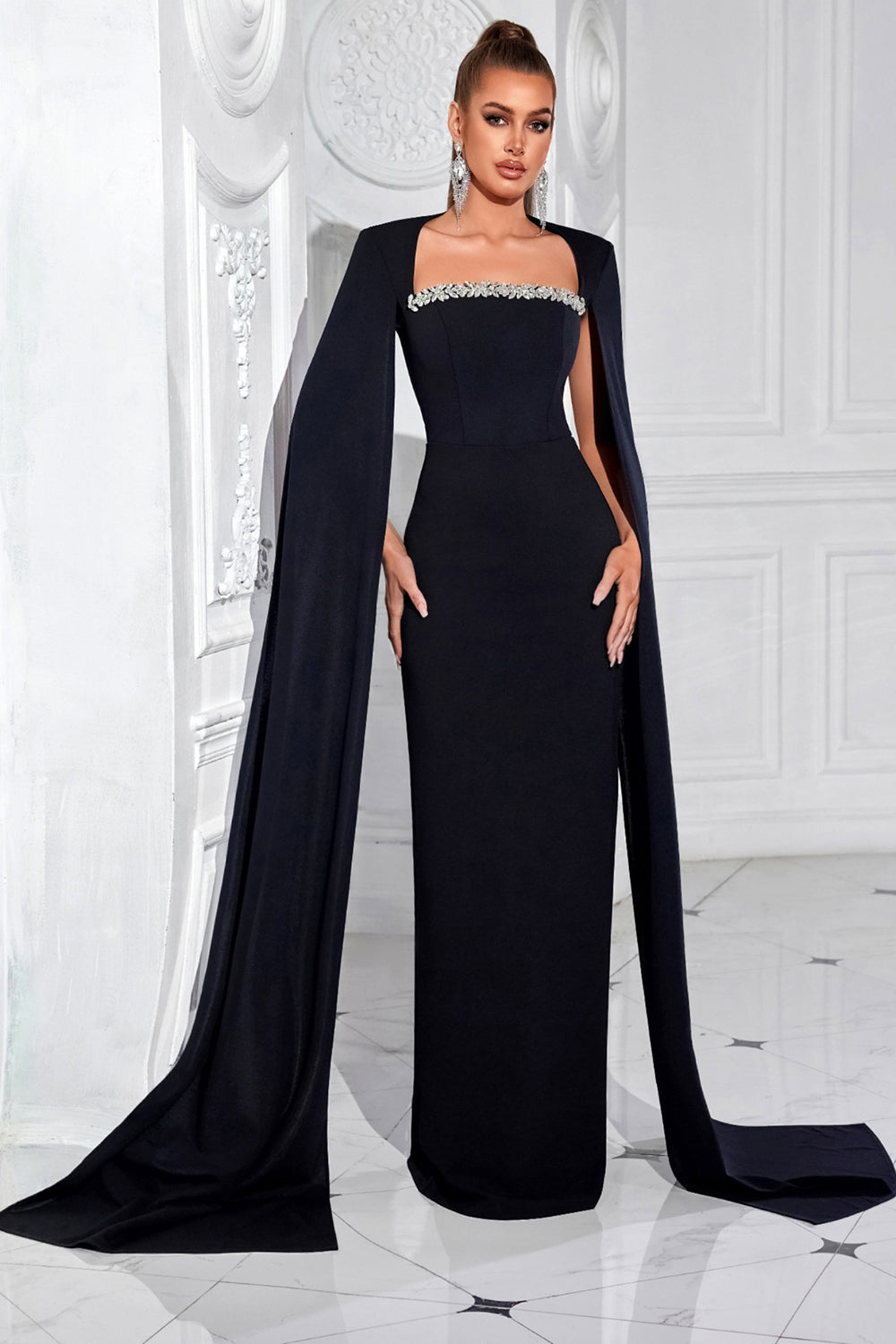 Schwarzes Etui Langes Ballkleid mit Umhang